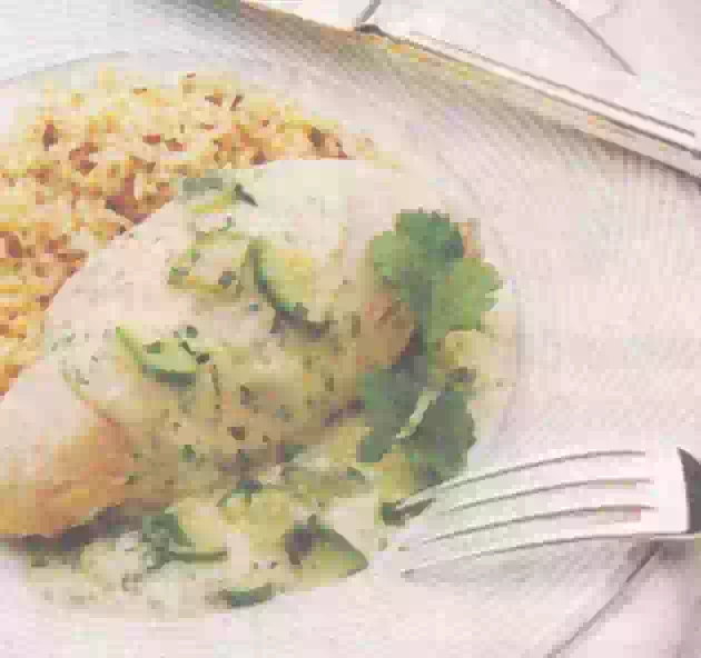 Куриное филе с рисом и соусом