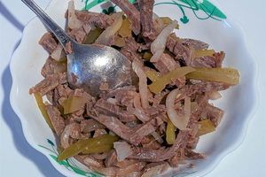 Берлинский салат из отварной говядины с солёными огурцами