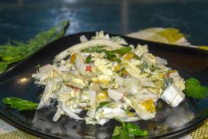 Салат из пекинской капусты с крабовыми палочками, кукурузой и омлетом