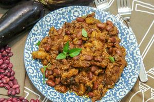 Острое рагу из говядина с баклажанами, фасолью и перцем чили Острое рагу из говядина с баклажанами, фасолью и перцем чили
