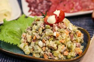Оливье с языком, копченой колбасой и каперсами Оливье с языком, копченой колбасой и каперсами