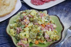 Оливье с копченой колбасой Оливье с копченой колбасой