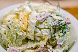 Салат из пекинской капусты с сыром и колбасой Салат из пекинской капусты с сыром и колбасой