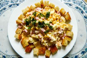 Салат с сухариками, колбасой и омлетом Салат с сухариками, колбасой и омлетом