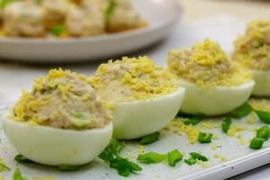 Яйца, фаршированные печенью трески и сыром Яйца, фаршированные печенью трески и сыром