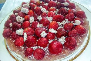 Десерт из клубники с желе, творогом и миндальной крошкой Десерт из клубники с желе, творогом и миндальной крошкой