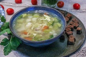 Кудрявый куриный суп с вермишелью, овощами и сырым яйцом Кудрявый куриный суп с вермишелью, овощами и сырым яйцом