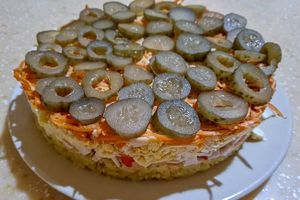 Слоеный салат с крабовыми палочками, корейской морковью, картофелем и огурцами Слоеный салат с крабовыми палочками, корейской морковью, картофелем и огурцами