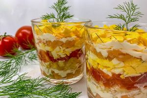 Слоеный салат в стаканах с соленой семгой, картофелем, помидорами и сыром Слоеный салат в стаканах с соленой семгой, картофелем, помидорами и сыром