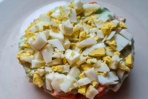 Слоеный салат из соленой семги с овощами и соусом из авокадо Слоеный салат из соленой семги с овощами и соусом из авокадо