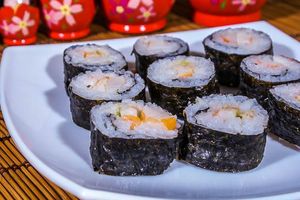 Маки-суши (Maki sushi rolls) Маки-суши (Maki sushi rolls)