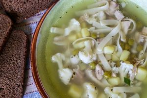 Куриный суп с цветной капустой, зеленым горошком и лапшой для лагмана Куриный суп с цветной капустой, зеленым горошком и лапшой для лагмана