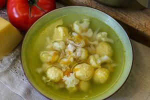 Куриный суп с цветной капустой и сырными клецками Куриный суп с цветной капустой и сырными клецками