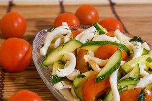 Острый овощной салат с кальмарами Острый овощной салат с кальмарами