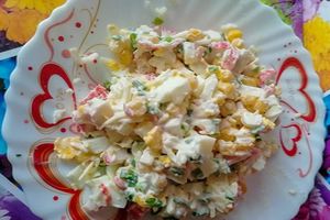 Салат с крабовыми палочками, плавленым сырком и кукурузой Салат с крабовыми палочками, плавленым сырком и кукурузой