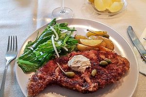 Венский шницель с анчоусовым маслом и салатом