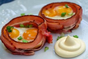 Гнезда из бекона с перепелиными яйцами Гнезда из бекона с перепелиными яйцами