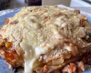 Блинный мясной пирог с сыром моцарелла и соусом бешамель Блинный мясной пирог с сыром моцарелла и соусом бешамель