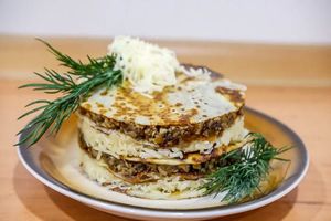 Порционный блинный торт с сыром, грибами и курицей Порционный блинный торт с сыром, грибами и курицей