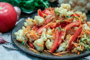 Салат из цветной капусты с огурцами, помидорами и морковью Салат из цветной капусты с огурцами, помидорами и морковью