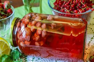 Компот мохито с клубникой, мятой и лимоном (на зиму) Компот мохито с клубникой, мятой и лимоном (на зиму)