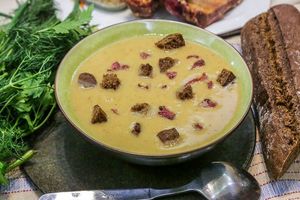 Гороховый суп с копченостями «Лондонский смог»