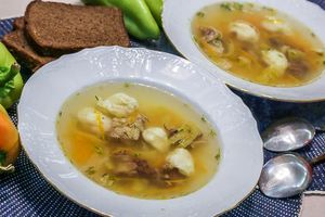 Суп из говядины с клецками и овощами