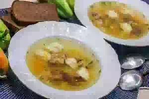 Суп из говядины с клецками и овощами