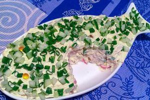 Слоеный салат «Морское дно» из крабовых палочек с консервированной рыбой и капустой