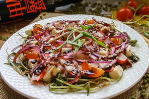 Салат из пророщенного маша с овощами и крабовыми палочками