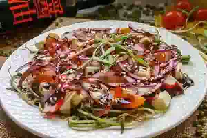 Салат из пророщенного маша с овощами и крабовыми палочками