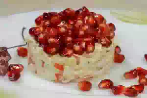 Салат из крабовых палочек с гранатом