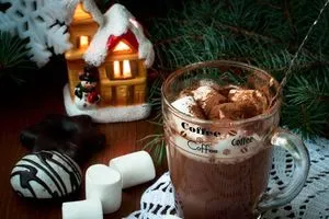 Горячий шоколад с взбитыми сливками и маршмеллоу