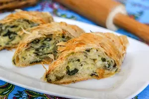 Штрудель со шпинатом и сыром сулугуни