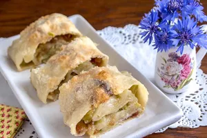 Штрудель с ревенем и изюмом