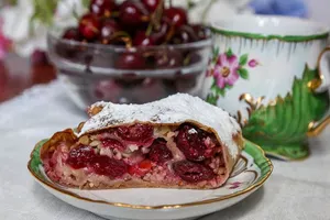 Штрудель с черешней