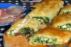 Штрудель летний со шпинатом и солнечными помидорами