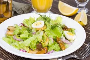 Салат из кальмаров с грибами