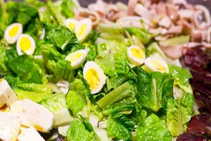 Салат из кальмаров, крабового мяса с перепелиными яйцами