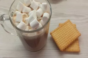 Какао с маршмеллоу и вафлями