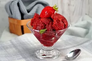 Клубничная гранита, это десерт, который представляет собой колотый фруктовый лёд