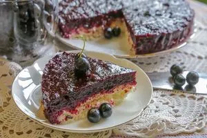 Бисквитный пирог с желе из черной смородины