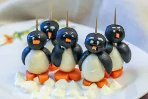 Пингвины из маслин и моцареллы, на Новогодний стол