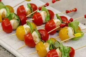 Закуска на шпажках из моцареллы с помидорами, на Новогодний стол