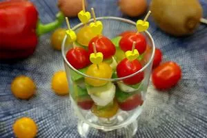 Закуска на шпажках из моцареллы с авокадо и помидорами, на Новогодний стол