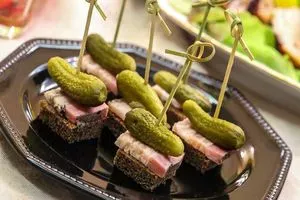 Канапе с салом и маринованным огурцом, на Новогодний стол