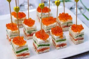 Канапе на шпажках с красной рыбой, авокадо и красной икрой, на Новогодний стол