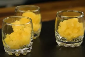 Лаймовая гранита с сахарными мятными листьями