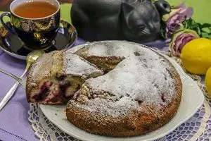 Пирог медовый с черной смородиной