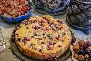Бисквитный пирог с крыжовником